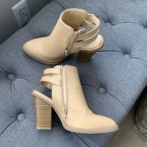 Ankle high boots/shoes